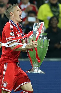 Champions League Finale - Schweinsteiger mit Pokal