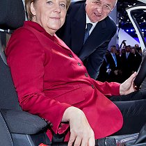 IAA - Merkel besucht Volkswagen